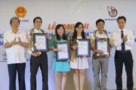 Nguyên Phó Chủ tịch thường trực Hội Nhà báo Việt Nam Hà Minh Huệ trao giải cho các tác giả đạt giải A. (Ảnh: Văn Sơn/TTXVN)