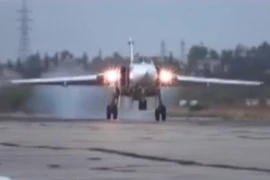 Máy bay Sukhoi Su-24M của Nga hạ cánh xuống sân bay quân sự Hmeymim gần thành phố Latakia, Syria. (Nguồn: AFP/TTXVN)