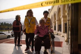 Niềm vui của một cụ bà Hàn Quốc được chọn tham gia sự kiện đoàn tụ gia đình ly tán tại Sokcho. (Nguồn: AFP/TTXVN)