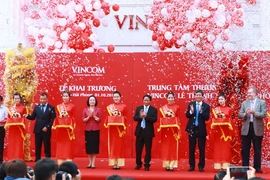 Các đại biểu cắt băng khai trương công trình. (Ảnh: Lâm Khánh/TTXVN)