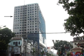 Tòa nhà 8B Lê Trực xây vượt 16m (tương đương 5 tầng) so với được cấp phép xây dựng (tính theo tầng từ mũi tên trong ảnh). (Ảnh: Tuấn Anh/TTXVN)