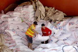 Gạo nhập khẩu từ Việt Nam tại khu cảng thành phố Natovas, Philippines. (Nguồn: THX/TTXVN)