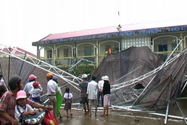 Mái che tại trường tiểu học Giá Rai bị đổ sập do mưa giông. (Ảnh: Nguyễn Thanh Liêm/TTXVN)