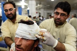 Chữa trị cho một nạn nhân bị thương trong trận động đất tại bệnh viện ở Peshawar, Pakistan. (Nguồn: AFP/TTXVN)