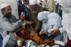 Chữa trị cho một nạn nhân bị thương trong trận động đất tại bệnh viện ở Peshawar, Pakistan. (Nguồn: AFP/TTXVN)