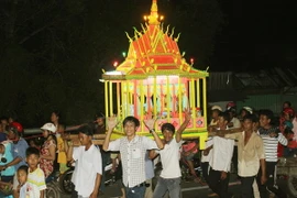 Rực rỡ đèn hoa đăng đêm xuất Hạ. (Ảnh: Chanh Đa/TTXVN)