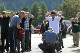 Cảnh sát kiểm tra tư trang của các học sinh và nhân viên trường Umpqua sau vụ xả súng. (Nguồn: AFP/TTXVN)