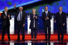 Các ứng cử viên đảng Dân chủ cựu Thượng nghị sỹ Jim Webb, Thượng Nghị sỹ Bernie Sanders, cựu Ngoại trưởng Hillary Clinton, cựu Thống đốc bang Maryland Martin O'Malley và cựu Thống đốc đảo Rhode Lincoln Chafee tại cuộc tranh luận. (Nguồn: Reuters/TTXVN)