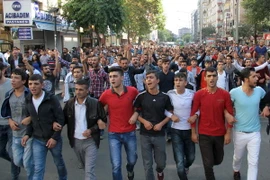 Cộng đồng người Kurd tuần hành phản đối các vụ đánh bom ở nhà ga tàu hỏa trung tâm thủ đô Ankara. (Nguồn: Reuters/TTXVN)