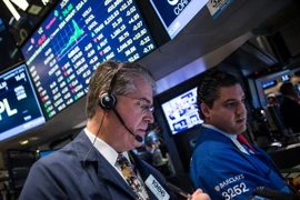 Giao dịch viên làm việc tại sàn giao dịch chứng khoán New York. (Nguồn: AFP/TTXVN)
