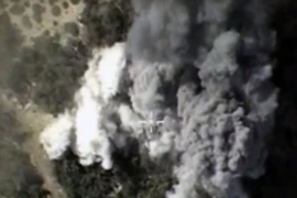 Khói lửa bốc lên sau một vụ không kích của Nga nhằm vào mục tiêu IS tại Syria. (Nguồn: AFP/TTXVN)