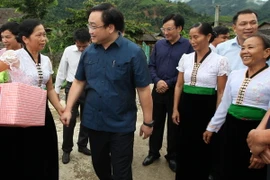 Phó Thủ tướng Hoàng Trung Hải trong một chuyến thăm và tặng quà bà con tái định cư dự án thủy điện Sơn La. (Ảnh: Ngọc Hà/TTXVN)