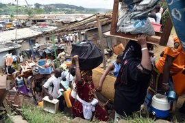 Người dân tại một xã nghèo đói thuộc Abidjan, Côte d'Ivoire. (Nguồn: AFP/TTXVN)
