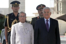 Tổng thống Ấn Độ Pranab Mukherjee và người đồng cấp Palestine Mahmoud Abbas tại lễ đón. (Nguồn: thehindu.com)