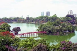 Hồ Hoàn Kiếm. (Ảnh: Đình Na/TTXVN)