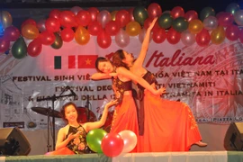 Các tiết mục văn nghệ của thành viên ASVI biểu diễn tại Ngày văn hóa Việt Nam tại Cassino. (Ảnh: Đức Hòa/Vietnam+)