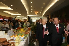 Tổng Bí thư Nguyễn Phú Trọng, các lãnh đạo và nguyên lãnh đạo Đảng, Nhà nước thăm Triển lãm Công nghiệp công nghệ cao và Nông nghiệp công nghệ cao tại Đại hội. (Ảnh: Trí Dũng/TTXVN)