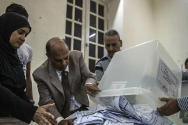 Nhân viên Ủy ban bầu cử Ai Cập kiểm phiếu tại thủ đô Cairo. (Nguồn: AFP/TTXVN)