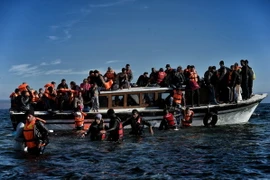 Người di cư tới đảo Lesbos từ Thổ Nhĩ Kỳ sau khi vượt biển Aegean. (Nguồn: AFP/TTXVN)