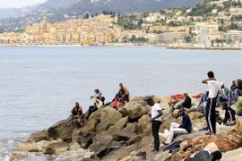 Người di cư tại bờ biển Ventimiglia, Italy. (Nguồn: AFP/TTXVN)