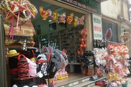 Tràn lan đồ chơi Trung Quốc dịp Tết Trung thu. (Ảnh: Hùng Võ/Vietnam+)