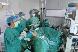 Các bác sỹ Bệnh viện Chợ Rẫy thực hiện phẫu thuật nội soi cho bệnh nhân. (Ảnh: TTXVN phát)