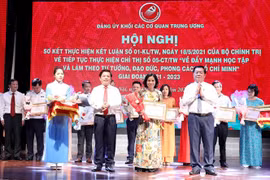 Ban Biên tập tin Đối ngoại, Thông tấn xã Việt Nam nhận Bằng khen của Đảng ủy Khối các cơ quan Trung ương tại hội nghị. (Ảnh: Phương Hoa/TTXVN)