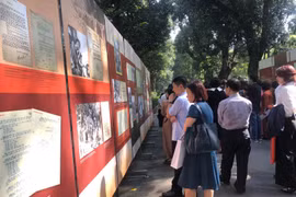 Đông đảo công chúng tham quan triển lãm. (Nguồn: Báo Tin Tức)