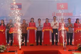 Đại biểu đại diện UBND tỉnh Điện Biên (Việt Nam) và Phong Sa Lỳ (CHDCND Lào) thực hiện nghi thức cắt băng khánh thành cặp lối mở Nậm Đích-Huổi Hịa. (Ảnh: TTXVN phát)
