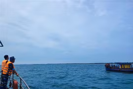Các lực lượng chức năng và người dân địa phương triển khai tìm kiếm người chồng. (Ảnh: TTXVN phát)