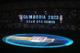 Nghi thức Thượng cờ Campuchia tại Lễ Khai mạc SEA Games 32. (Ảnh: Minh Quyết/TTXVN)