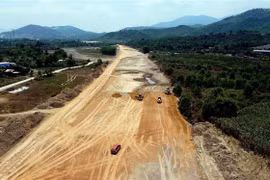 Thi công trên tuyến cao tốc Bắc-Nam đoạn Vân Phong-Nha Trang. (Ảnh: Huy Hùng/TTXVN)