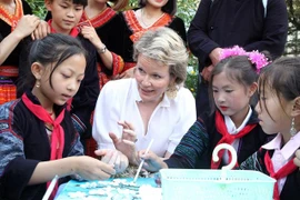 Hoàng hậu Vương quốc Bỉ Mathilde giao lưu với học sinh trường mầm non Hàm Rồng, Sa Pa. (Ảnh: Quốc Khánh/TTXVN)