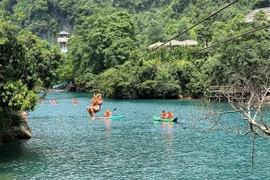 Du khách thích thú trải nghiệm nhiều trò chơi tại các điểm du lịch ở Phong Nha-Kẻ Bàng. (Ảnh: Võ Dung/TTXVN)