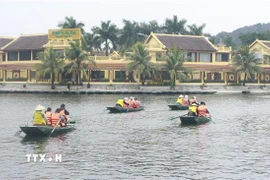 Du khách thăm quan đầu năm tại khu du lịch Tam Cốc-Bích Động, huyện Hoa Lư, tỉnh Ninh Bình. (Ảnh: Thùy Dung/TTXVN)