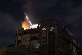 Một tòa nhà bốc cháy sau cuộc không kích của Israel tại Dải Gaza ngày 9/5. (Ảnh: AA/TTXVN)