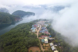 Xóm tái định cư Lau Bai, một bản người Dao đẹp thơ mộng, với vị trí địa lý đắc địa tọa lạc trên ngọn đồi hình yên ngựa, xuôi dần về phía hồ, cùng cảnh quan núi, sông kỳ vỹ. (Ảnh: Trọng Đạt/TTXVN)
