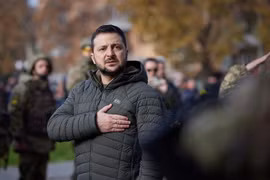 Tổng thống Ukraine Volodymyr Zelensky trong chuyến thị sát thành phố Kherson, ngày 14/11/2022. (Ảnh: AFP/TTXVN)