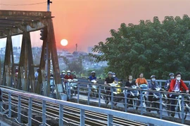 Các phương tiện lưu thông trên cầu Long Biên. (Ảnh: Hoàng Hiếu/TTXVN)