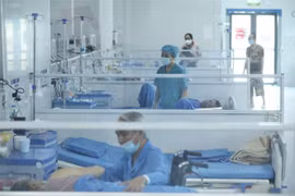 Bệnh nhân nhập viện vì COVID-19 tại Hà Nội. (Ảnh: Minh Quyết/TTXVN)