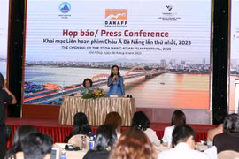 Bà Ngô Phương Lan, Chủ tịch Hiệp hội Xúc tiến Phát triển Điện ảnh Việt Nam - Giám đốc liên hoan phim cung cấp các thông tin cho báo chí tại buổi họp báo. (Ảnh: Trần Lê Lâm/TTXVN)