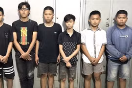 Các đối tượng gây án tại cơ quan Công an. (Ảnh: TTXVN phát)