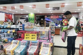 Người tiêu dùng Thành phố Hồ Chí Minh mua sắm đồ chơi trẻ em tại siêu thị chuẩn bị cho dịp Lễ Quốc tế Thiếu nhi 1/6/2023 sắp tới. (Ảnh: Mỹ Phương/TTXVN)
