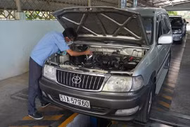 Quy trình kiểm tra phương tiện vào đăng kiểm tại Trung tâm đăng kiểm xe cơ giới 70.01S, thành phố Tây Ninh. (Ảnh: Thanh Tân/TTXVN)