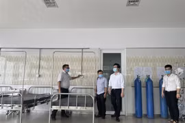 Đoàn công tác Sở Y tế tỉnh Bình Dương kiểm tra tình hình cơ sở y tế và trang thiết bị tại Trung tâm Y tế huyện Bàu Bàng để sẵn sàng thu dung điều trị cho bệnh nhân mắc COVID-19. (Ảnh: TTXVN phát)
