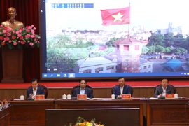Thủ tướng Phạm Minh Chính với các đại biểu chủ trì hội nghị. (Ảnh: Văn Điệp/TTXVN)