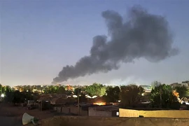 Khói bốc lên sau các cuộc giao tranh giữa quân đội Sudan và lực lượng bán quân sự RSF ở Khartoum, Sudan, ngày 6/5/2023. (Ảnh: AFP/TTXVN)