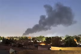 Khói bốc lên sau các cuộc giao tranh giữa quân đội Sudan và lực lượng bán quân sự RSF ở Khartoum, Sudan, ngày 6/5/2023. (Ảnh: AFP/TTXVN)