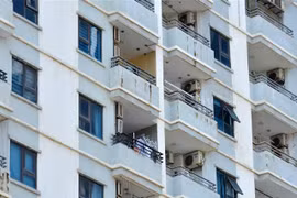 Tình trạng ngấm nước bên ngoài chung cư Mường Thanh (phường Mỹ An, quận Ngũ Hành Sơn, thành phố Đà Nẵng). (Ảnh: Quốc Dũng/TTXVN)