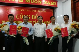Chủ tịch UBND tỉnh Long An Nguyễn Văn Út trao quyết định bổ nhiệm lãnh đạo các sở, ngành và địa phương. (Ảnh: Thanh Bình/TTXVN)